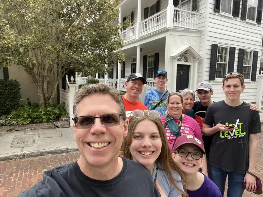 Een familie speelt een quest in een historische straat in Charleston, South Carolina