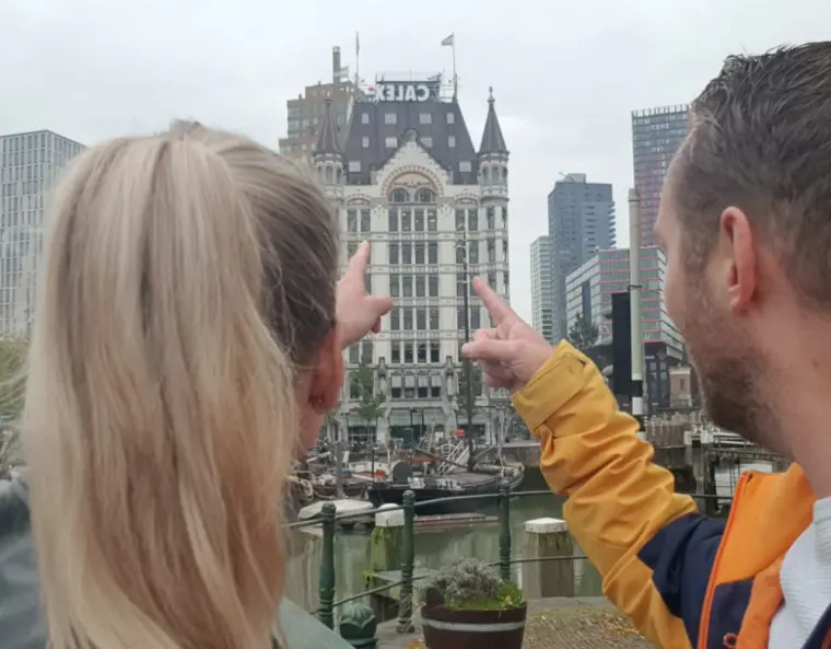 Twee spelers wijzen naar een gebouw om een aanwijzing op te lossen
